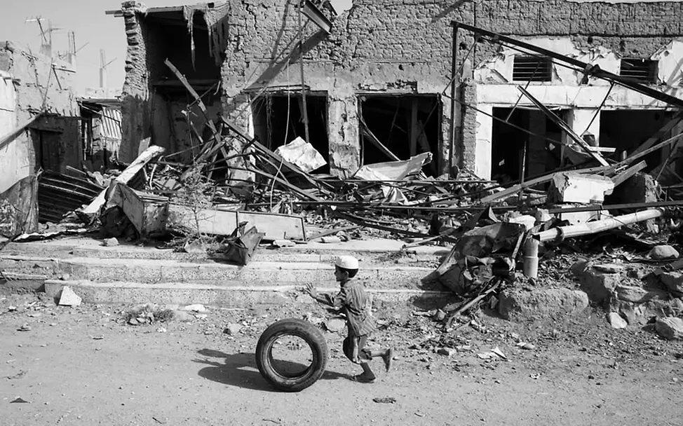 jemen-junge-vor-zerstoerten-haeusern-UN073958 | © UNICEF/Clarke for UNOCHA jemen-junge-vor-zerstoerten-haeusern-UN073958