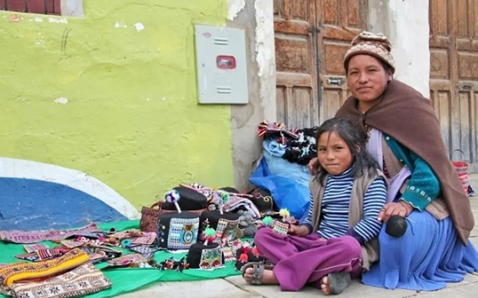 Ein Mädchen mit ihrer Mutter auf einem bolivianischen Markt | © UNICEF/Pirozzi UNICEF-Projekt in Bolivien zum Schutz von Kindern vor Gewalt.