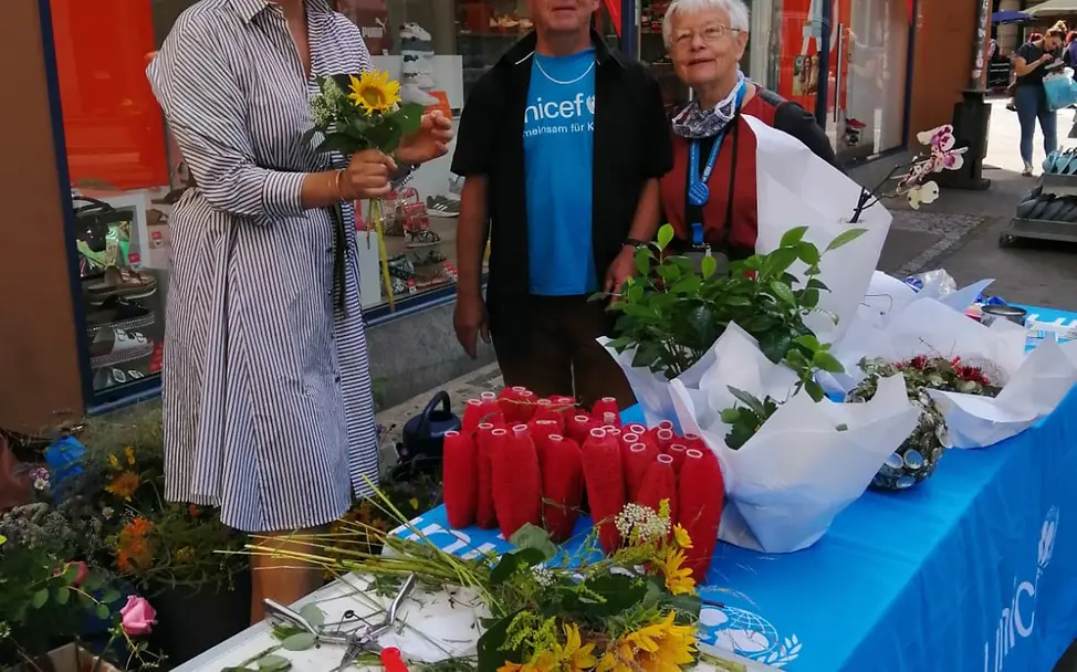 2020-07-23 Bild Rosi Blumenbinden mit Victoria Salomon 2020-07-23 Bild Rosi Blumenbinden mit Victoria Salomon