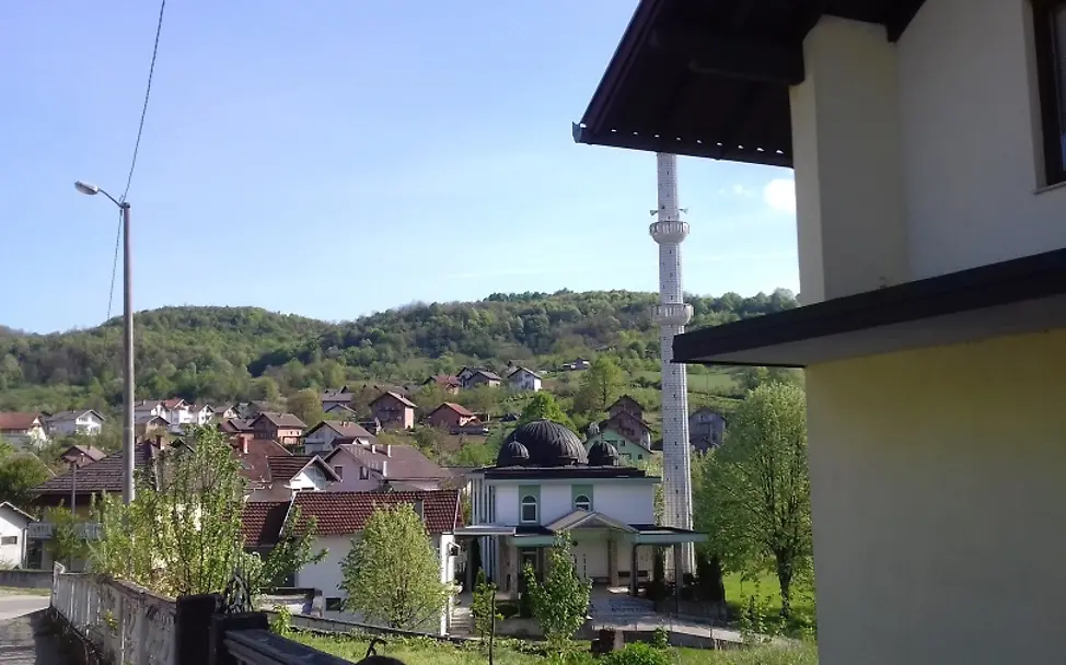 Bosnien: Mitten im kleinen Kindheitsort von Eminas Mutter. 