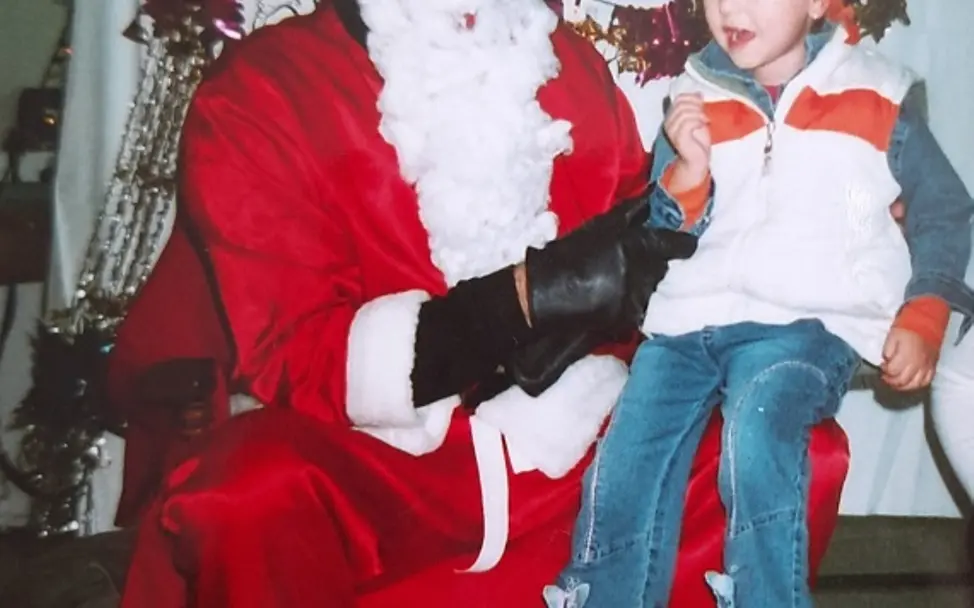 Bosnien: Emina auf dem Schoß von Djed Mraz, dem bosnischen Pendant zum Weihnachtsmann.