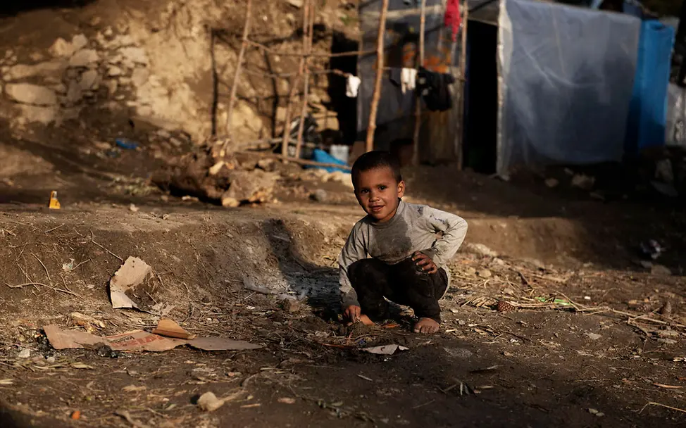 Ein kleiner Junge spielt auf der Insel Samos | © UNICEF/UNI312749/Romenzi Ein kleiner Junge spielt auf der Insel Samos