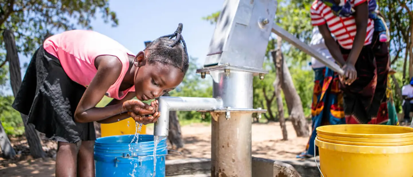 Dürre in Sambia 2020: Ein Mädchen trinkt Wasser aus einem Brunnen | © UNICEF/Schermbrucker Dürre in Sambia 2020: Ein Mädchen trinkt Wasser aus einem Brunnen
