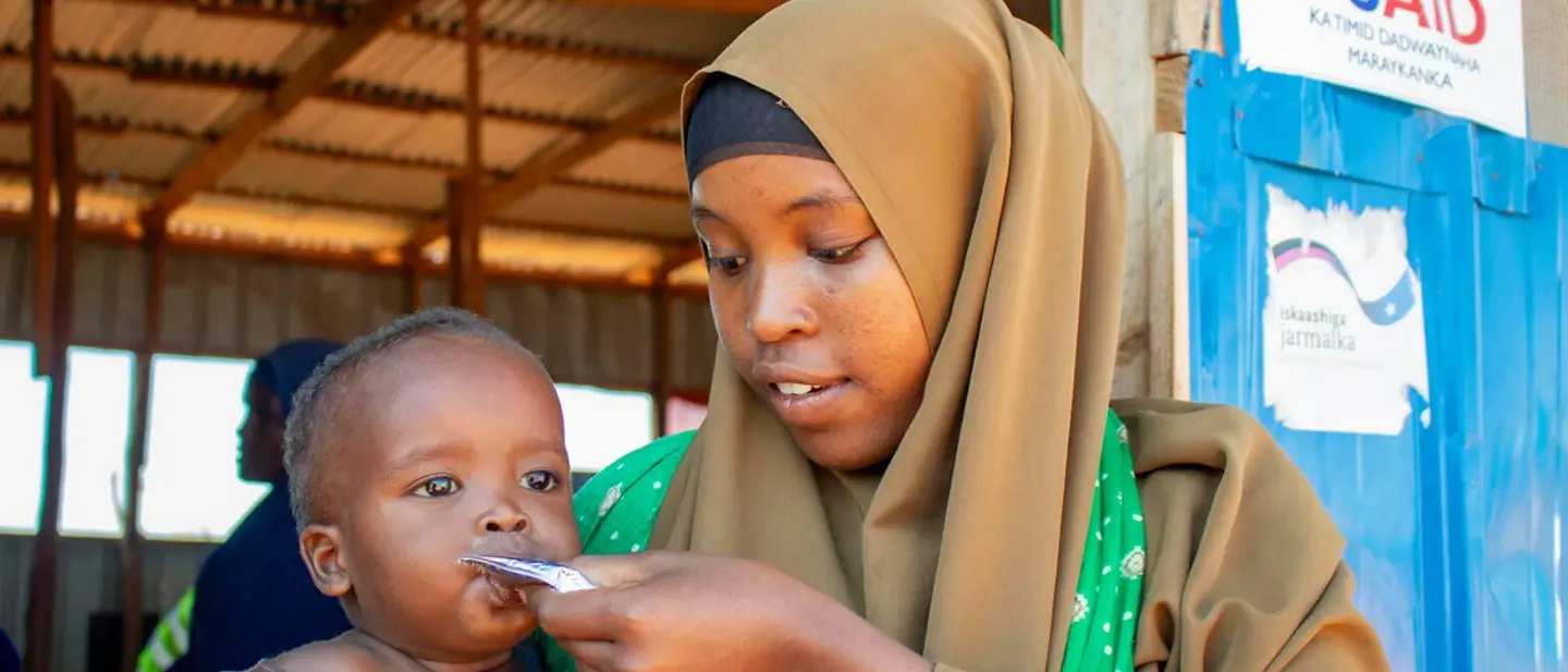 El Niño in Somalia: Eine Mutter füttert ihr Baby mit Erdnusspaste | © UNICEF/Hill El Niño in Somalia: Eine Mutter füttert ihr Baby mit Erdnusspaste