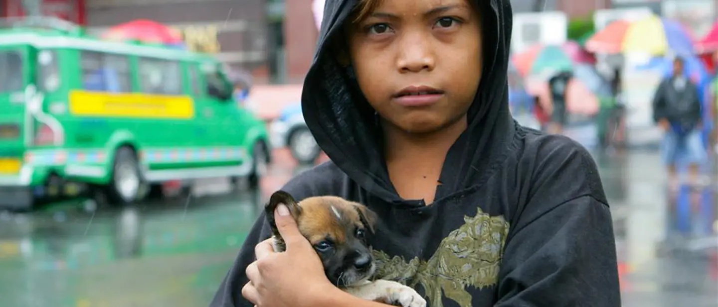 Straßenkinder: Amansi lebt mit seiner Familie auf der Straße | © UNICEF/UNI122413/Pirozzi Straßenkinder: Amansi lebt mit seiner Familie auf der Straße