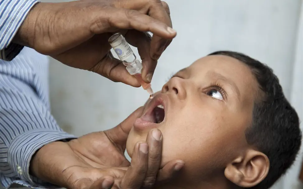 Polio-Impfung für einen Jungen in Bangladesch | © UNICEF/Mojumder Testament spenden: Polio-Impfung für einen Jungen in Bangladesch