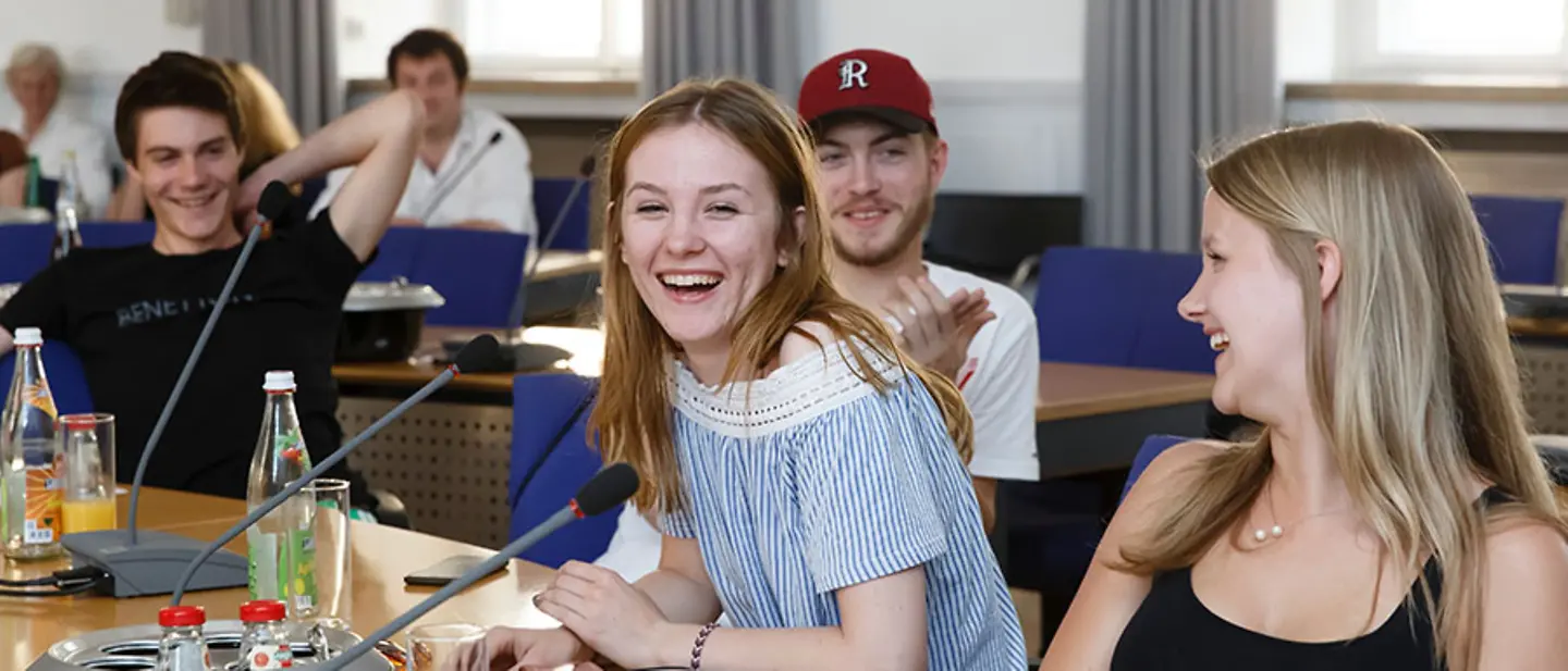 Die Mitglieder des Jugendbeirats haben Spaß an ihren Aufgaben. | © Stadt Regensburg Regensburg: Mitglieder des Jugendbeirats haben bei einer Versammlung Spaß.