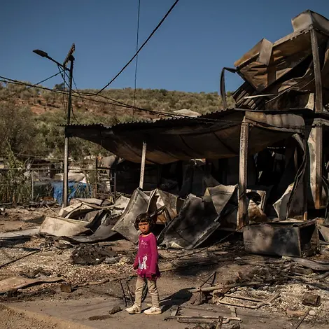 Feuer in Moria: Ein Mädchen steht vor dem zerstörten Flüchtlingslager.