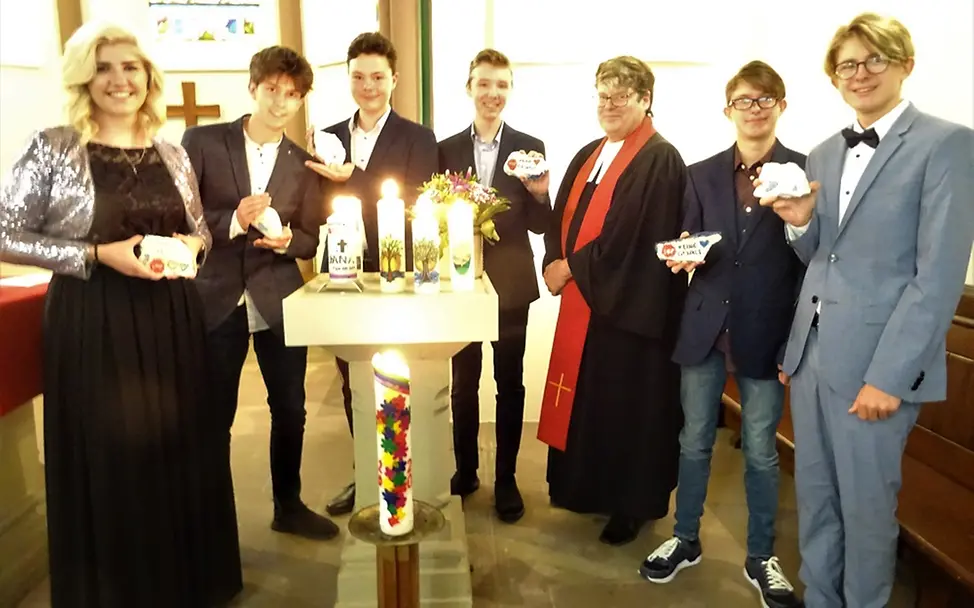 Konfirmanden mit Glückssteinen zu den Kinderrechten