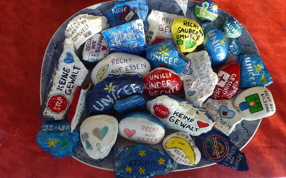 Glückssteine mit den Kinderrechten Aktion in Sulzbach zum Weltkindertag 2020 Glückssteine mit den Kinderrechten Aktion in Sulzbach zum Weltkindertag 2020)