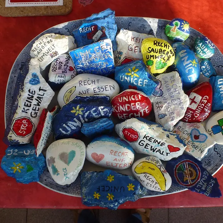 Glückssteine mit den Kinderrechten Aktion in Sulzbach zum Weltkindertag 2020)