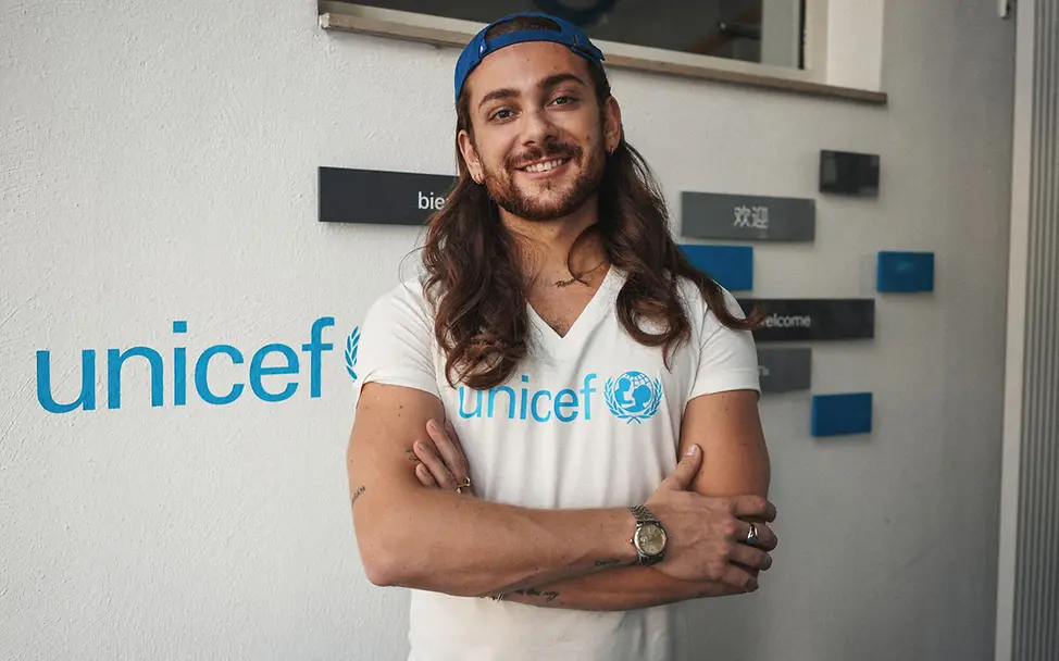 Riccardo Simonetti vor der UNICEF Geschäftsstelle