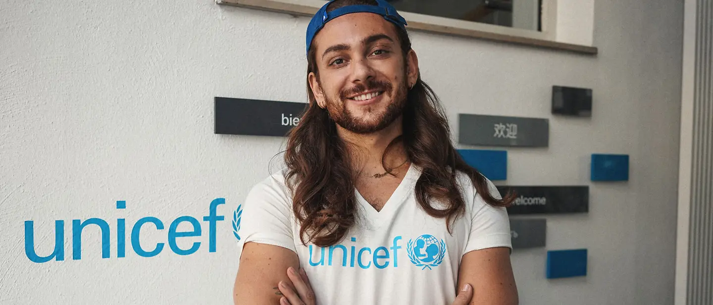 Riccardo Simonetti vor der UNICEF Geschäftsstelle