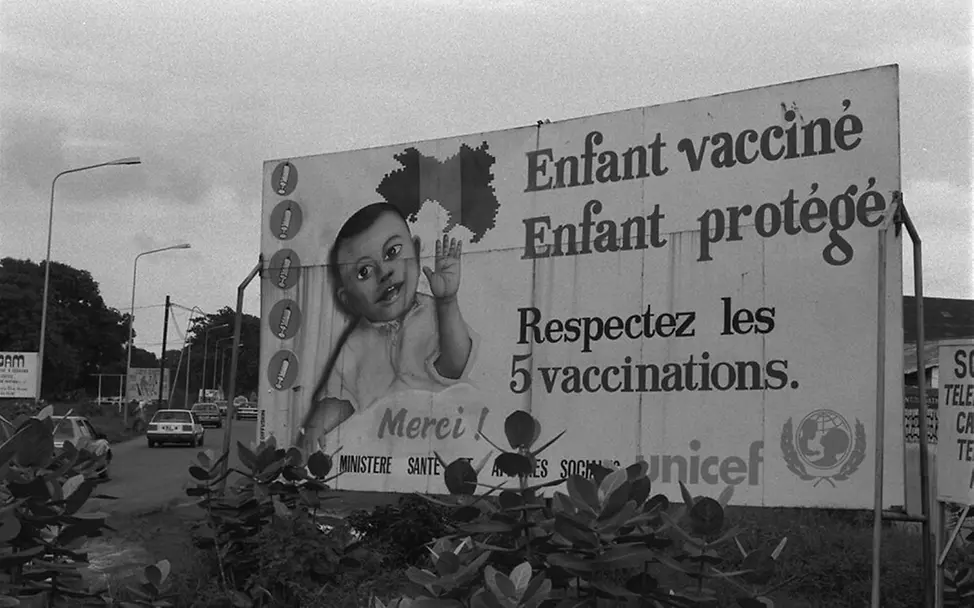 UNICEF macht auf lebensrettende Impfungen aufmerksam. | © UNICEF/Clausen Impfkampagne Guinea: Eine Plakatwand macht auf Impfungen aufmerksam.