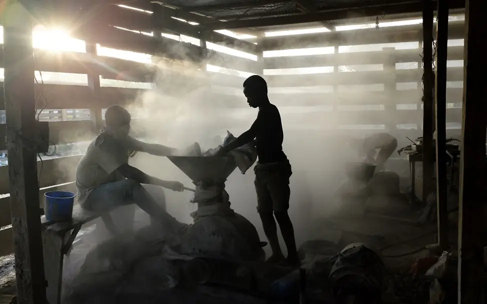 Lieferkettengesetz: Kinderrechte müssen geschützt werden | © UNICEF/Quarmyne Lieferkettengesetz: Zwei Kinder arbeiten mitten in einer Staubwolke in einer Goldmine