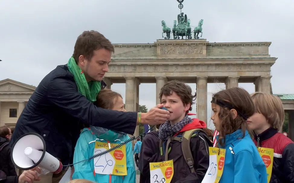 KiKA-Moderator und UNICEF-Pate Felix fragt die Kinder, wie zufrieden sie mit ihrer Schule sind © DKW e.V./Lüders KiKA-Moderator und UNICEF-Pate Felix fragt die Kinder, wie zufrieden sie mit ihrer Schule sind © DKW e.V./Lüders