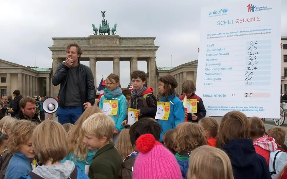 Daniel Aichinger gibt die Noten des großen "Schul-Zeugnisses" bekannt © DKW e.V. /Lüders Daniel Aichinger gibt die Noten des großen "Schul-Zeugnisses" bekannt © DKW e.V. /Lüders
