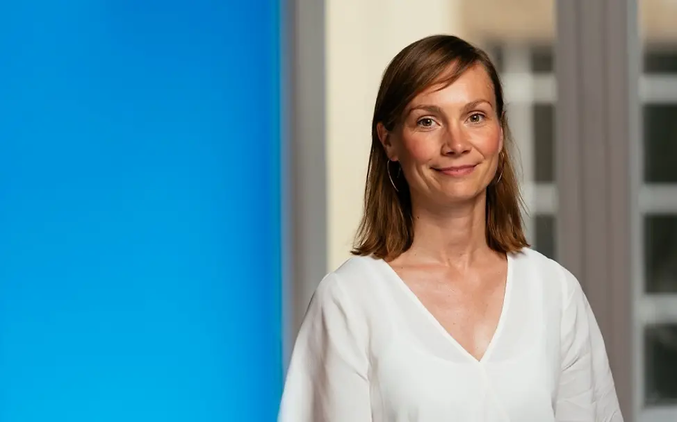 Desirée Weber besuchte in der vergangenen Woche das Übergangslager. | © UNICEF/ Weiss Moria: Autorin Desirée Weber im Interview über das Übergangslager.