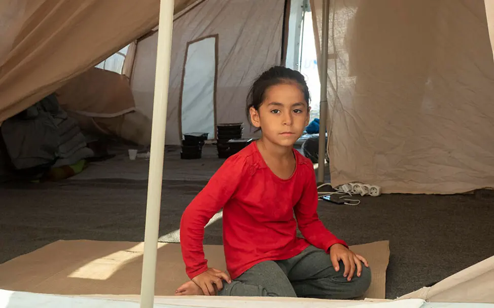 Marviva und ihre Mutter lebten in Moria und verloren ihr gesamtes Hab und Gut. | © UNICEF/Canaj/Magnum Photos Moria: Marviva und ihre Mutter verloren bei dem Brand ihr gesamtes Hab und gut.