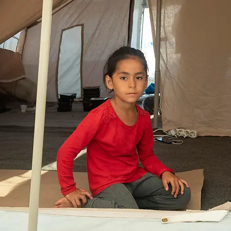 Marviva und ihre Mutter lebten in Moria und verloren ihr gesamtes Hab und Gut. | © UNICEF/Canaj/Magnum Photos Moria: Marviva und ihre Mutter verloren bei dem Brand ihr gesamtes Hab und gut.