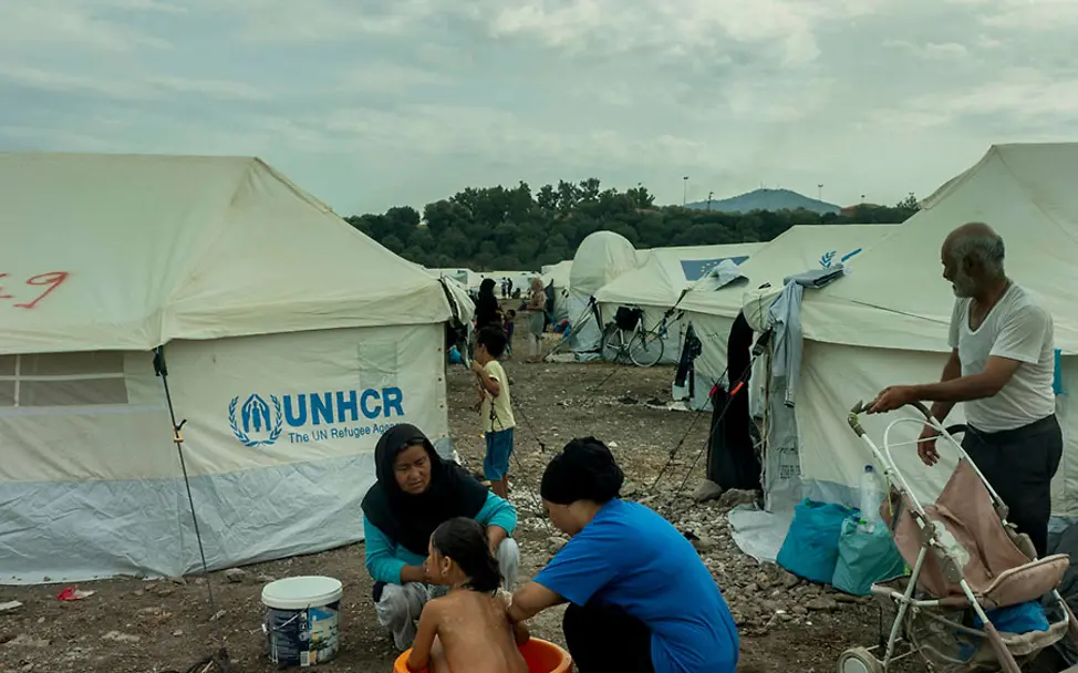 An der Versorgung mit fließendem Wasser wird noch gearbeitet. | © UNICEFCanaj/Magnum Photos Lesbos: Im Übergangslager wird noch an der Wasserversorung gearbeitet.