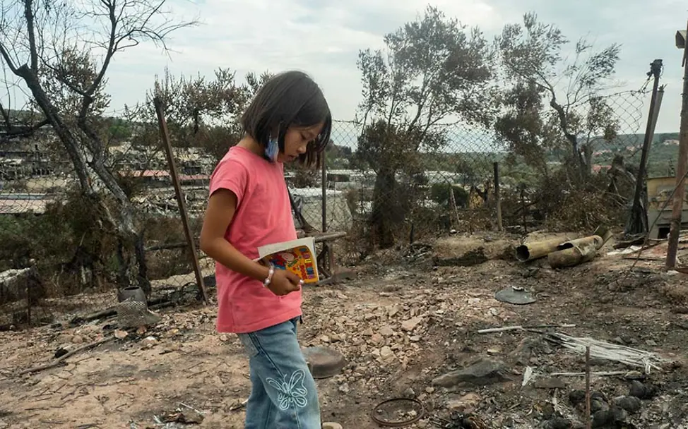 Mascha aus Afghanistan such nach persönlichen Gegenständen im Flüchtlingslager Moria. | © UNICEFCanaj/Magnum Photos Moria: Die 8-jährige Mascha sucht nach persönlichen Gegenständen.
