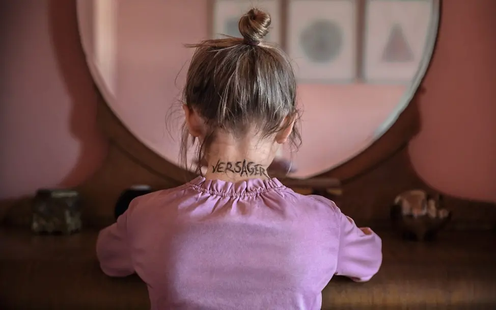 Niemals Gewalt: Mit UNICEF-Video für gewaltfreie Erziehung |©UNICEF/Madeline Kelly Niemals Gewalt: Die Beleidigung Versager hinterlässt bei dem Kind bildlich Spuren auf der Haut