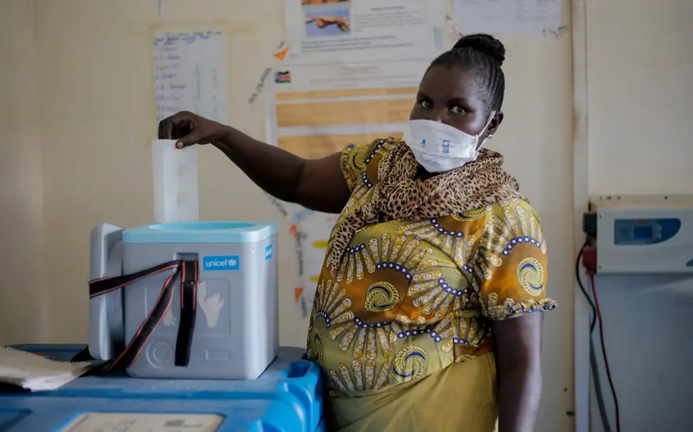 Eine medizinische Mitarbeiterin aus dem Südsudan entnimmt Impfstoffe aus einer Kühlbox.