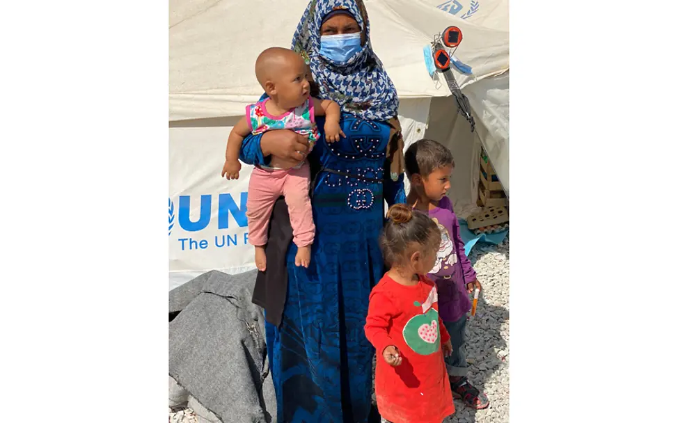 Familie Hiwaza vor ihrem neuen Heim in Kara Tepe. | © UNICEF/Berger Kara Tepe: Familie Hiwaza vor ihrer neuen Unterkunft.