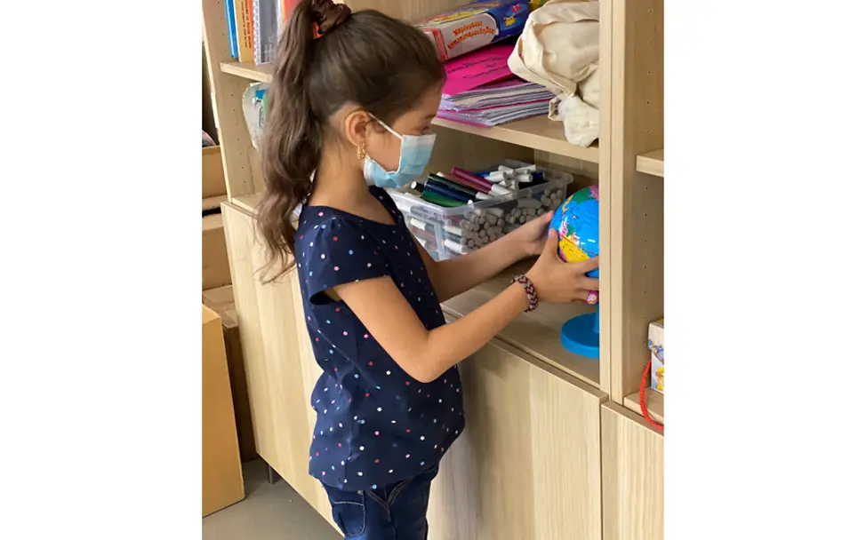 Das Elix Learning Center gibt den Kindern Sicherheit. | © UNICEF/Berger Athen: Samira schaut sich im Elix Learning Center einen Globus an.