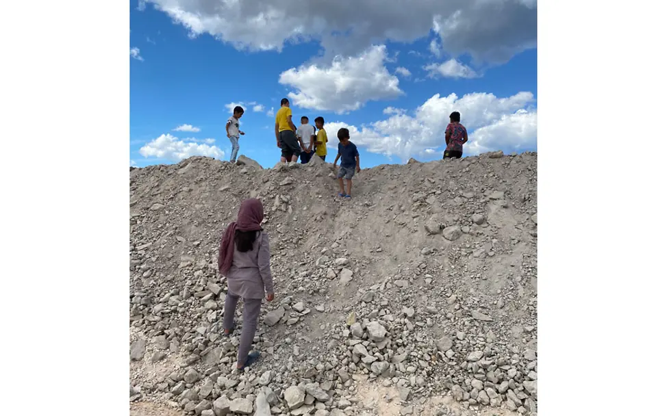 Kinder spielen auf dem Schutzwall des Lagers. | © UNICEF/Berger Kara Tepe: Kinder spielen auf dem Schutzwall des Lagers.