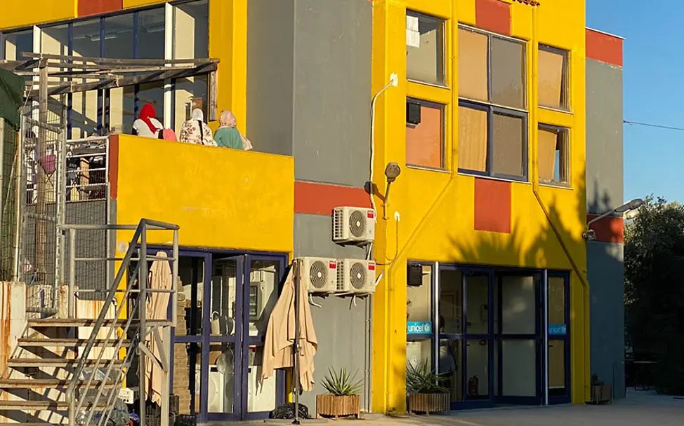 In Tapuat finden Frauen und Kinder Schutz. | © UNICEF/Berger Moria: Das Familienzentrum Tapuat von außen.