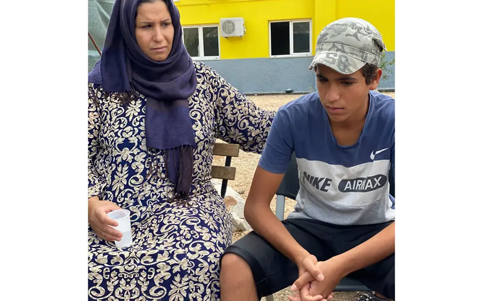 Yosif will seine Mutter beschützen. | © UNICEF/Berger Moria: Yosif zusammen mit seiner Mutter.