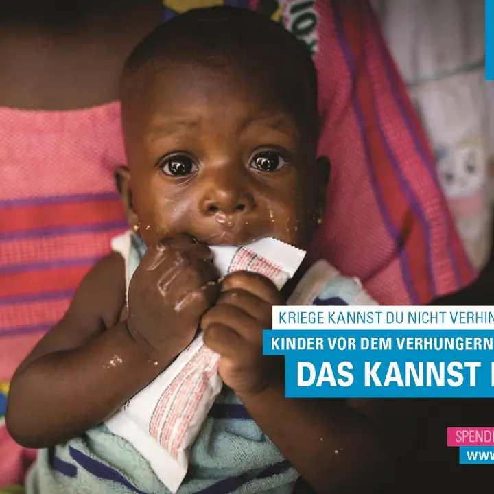 Die mangelernährte Aissata nimmt spezielle Nahrung zu sich. | © UNICEF/Dicko Weihnachtskampagne #DasKannstDu: Kind nimmt Nahrung zu sich.