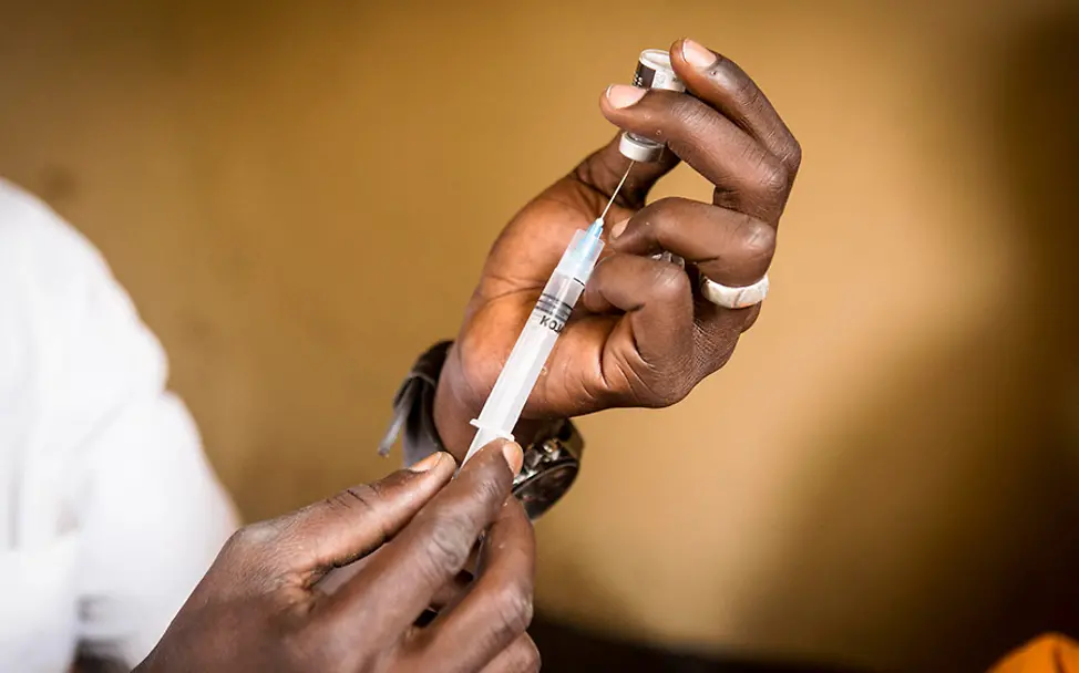 UNICEF bereitet sich auf große Impfkampagnen vor. | © UNICEF/Keïta Impfungen: Eine Impfinjektion wird vorbereitet.