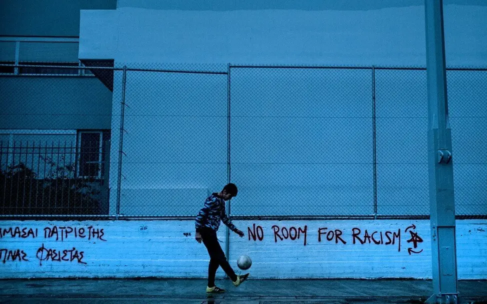 Afghanistan: Ein Junge spielt alleine Fußball.