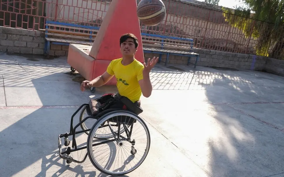 Afghanistan: Ein Junge im Rollstuhl spielt Basketball.