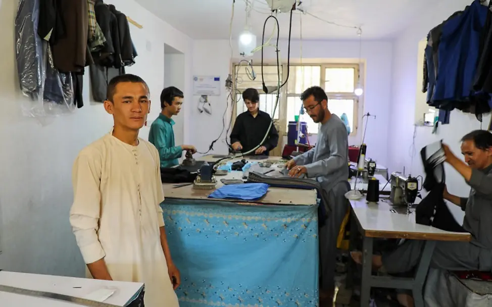 Afghanstan: Ein Junge in einer Schneiderei.