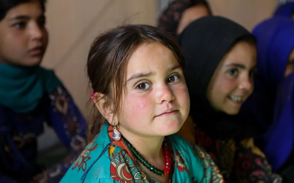Ein afghanisches Mädchen schaut in die Kamera.