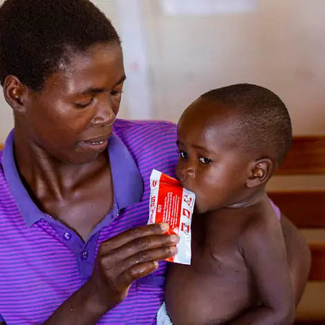 Ein Kind wird mit Erdnusspaste gefüttert | © UNICEF/Prinsloo Ein Kind wird mit Erdnusspaste gefüttert