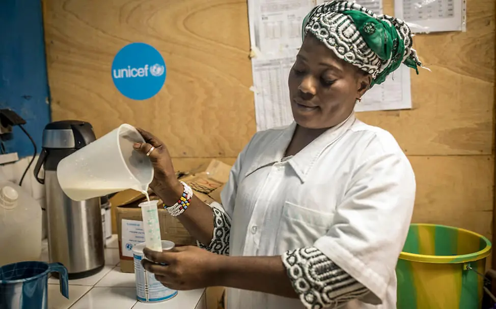 Eine Helferin bereitet therapeutische Milch vor | © UNICEF/Coulibaly Eine Helferin bereitet therapeutische Milch vor