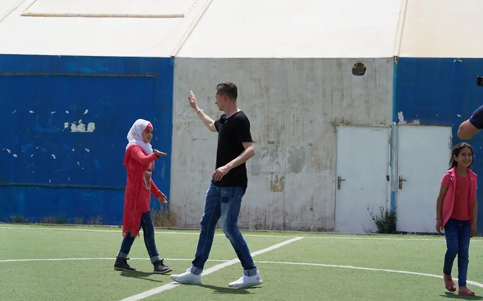 Julian Draxler beim Fußball spielen in Za’atari. | © UNICEF/Berger Julian Draxler beim Fußball spielen in Za’atari.