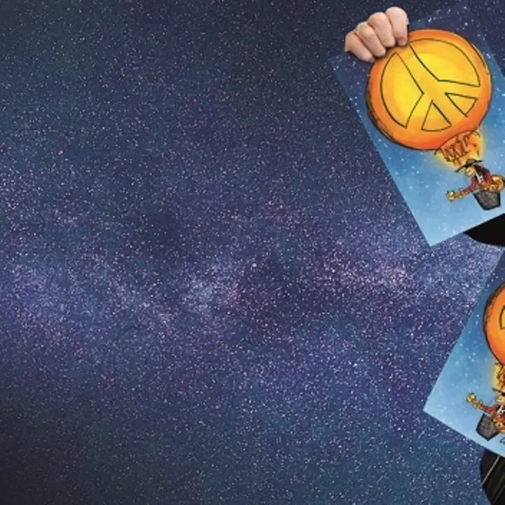 Udo Lindenberg präsentiert die neue Peace-Grußkarte von UNICEF. | © Tine Acke Udo Lindenberg präsentiert die neue Peace-Grußkarte von UNICEF.