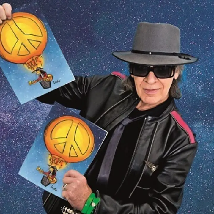 Udo Lindenberg präsentiert die neue Peace-Grußkarte von UNICEF. | © Tine Acke Udo Lindenberg präsentiert die neue Peace-Grußkarte von UNICEF.