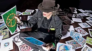 Udo Lindenberg bestaunt die Ergebnisse der Peace-Zeichen-Aktion. | © Tine Acke Udo Lindenberg bestaunt die Ergebnisse der Peace-Zeichen-Aktion.