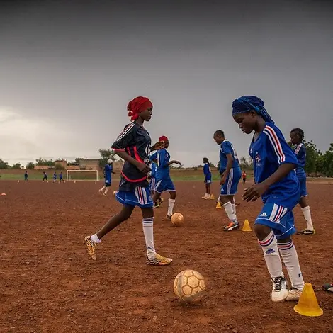 Niger: Pascaline dribbelt den Ball sicher von Hütchen zu Hütchen.