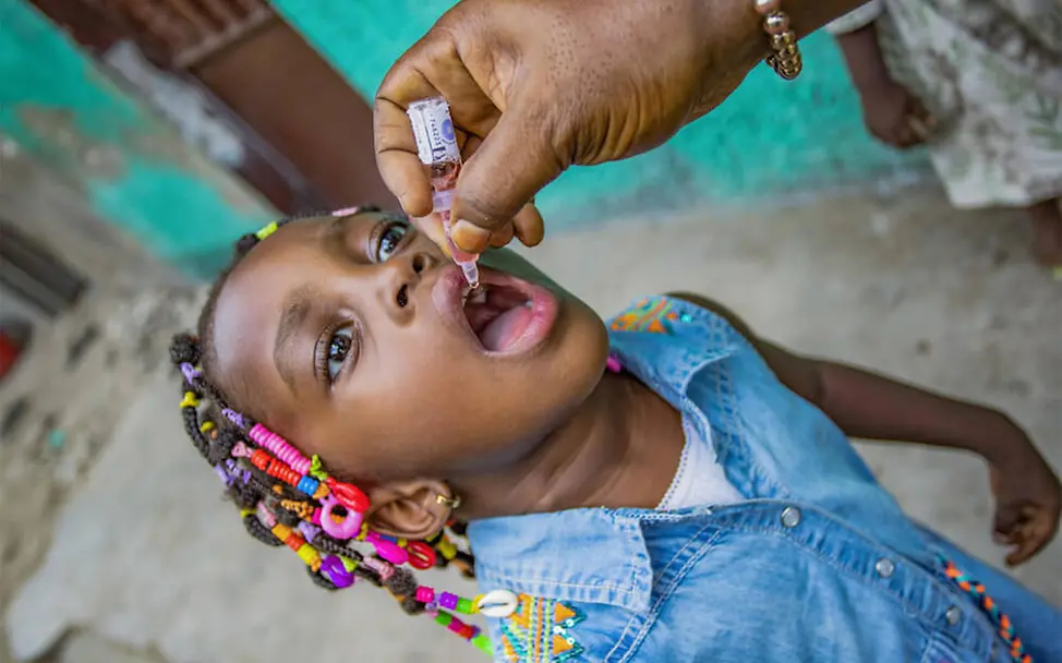 Ein Mädchen wird gegen Polio geimpft. | © UNICEF/Mulala Ein Mädchen wird gegen Polio geimpft.