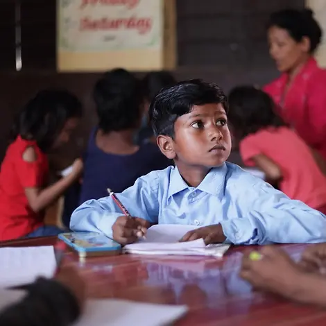 Israil lernt fleißig in der Schule.