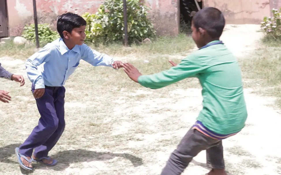 Israil spielt auf dem Pausenhof.