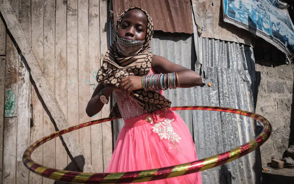 Kenia: Ein Mädchen spielt mit einem Hula Hoop Reifen | © UNICEF/Chiba/AFP Kenia: Ein Mädchen spielt mit einem Hula Hoop Reifen